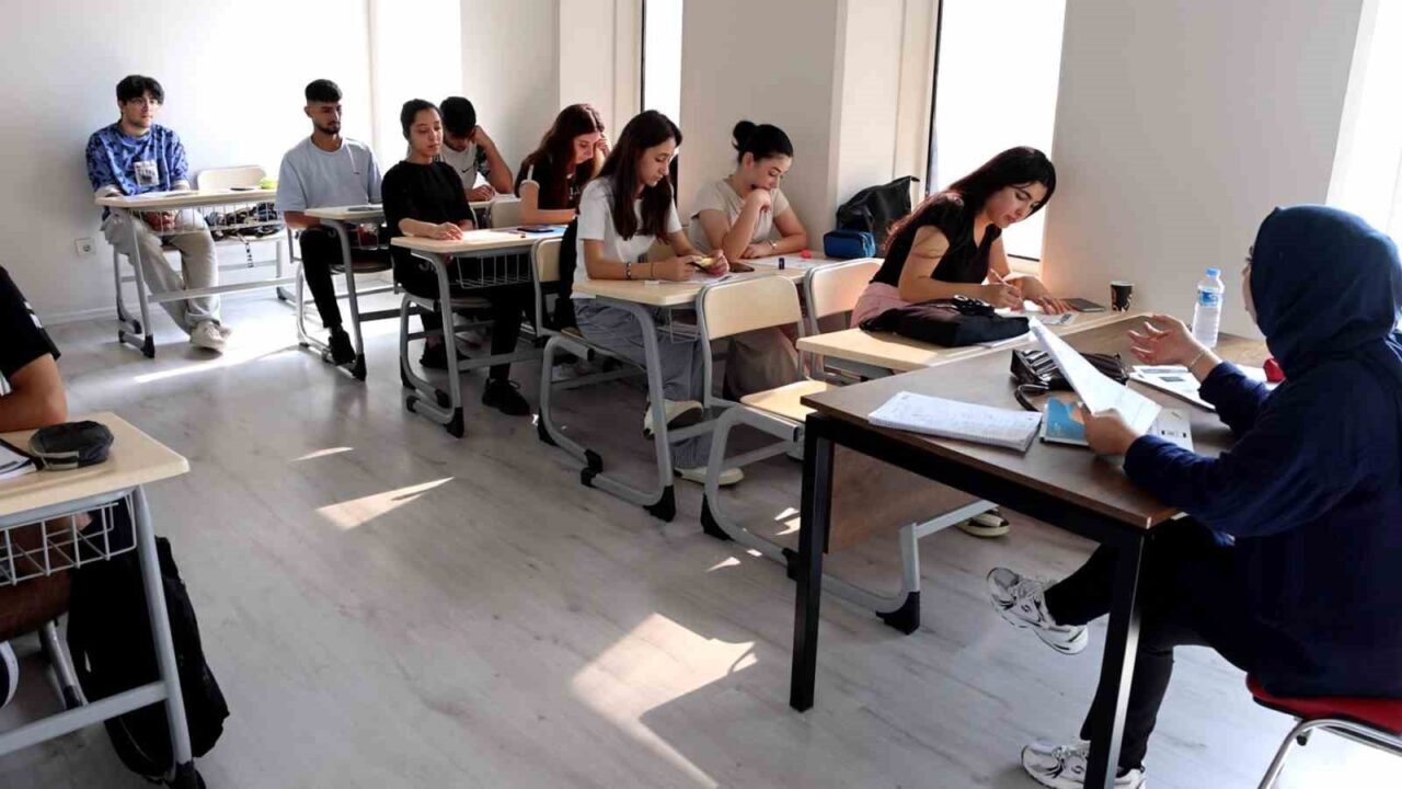 Mersin’in merkez ilçe Akdeniz Belediyesi, gençlerin eğitim hayatına destek olmak