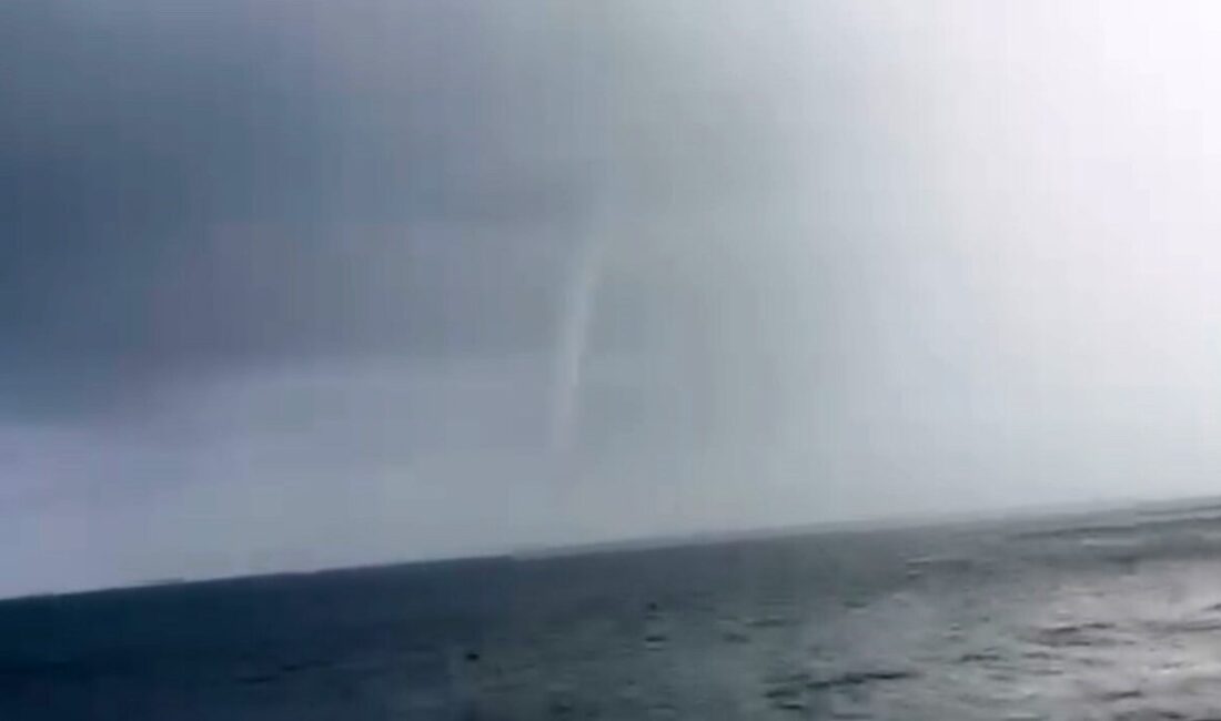 Hatay’ın İskenderun ilçesi açıklarında Akdeniz’de oluşan hortum cep telefonu kamerasıyla