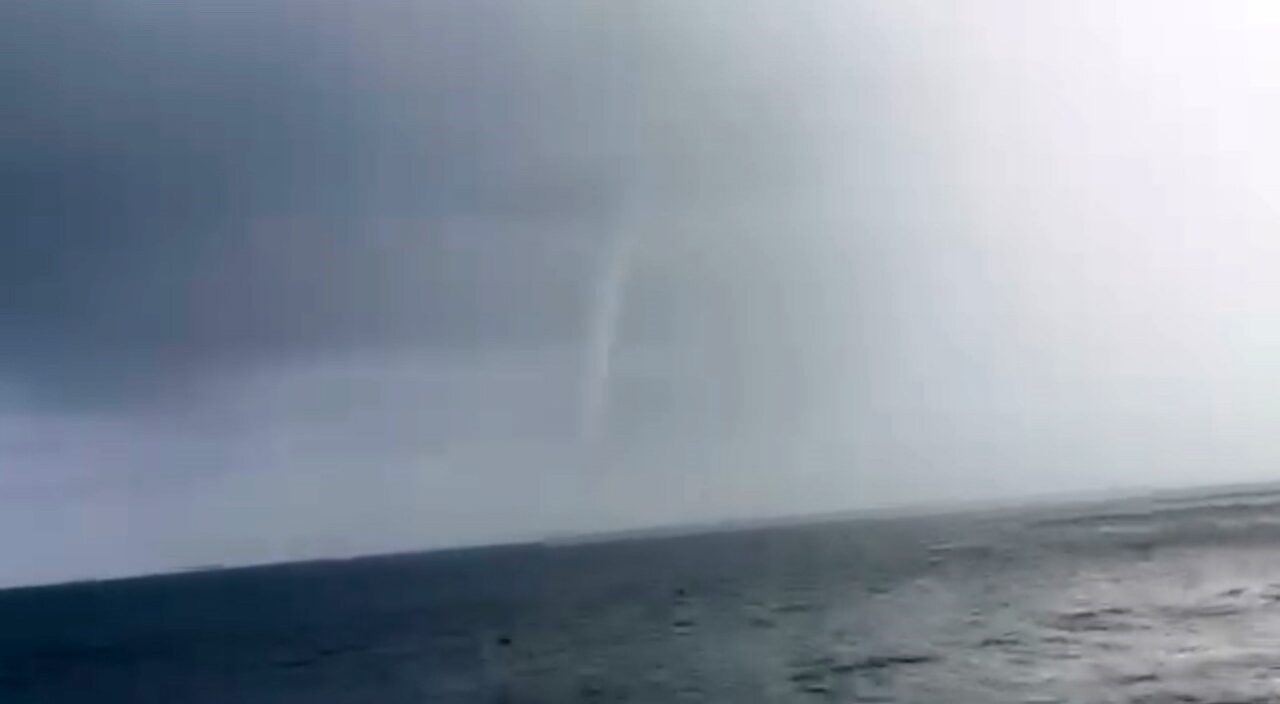 Hatay’ın İskenderun ilçesi açıklarında Akdeniz’de oluşan hortum cep telefonu kamerasıyla