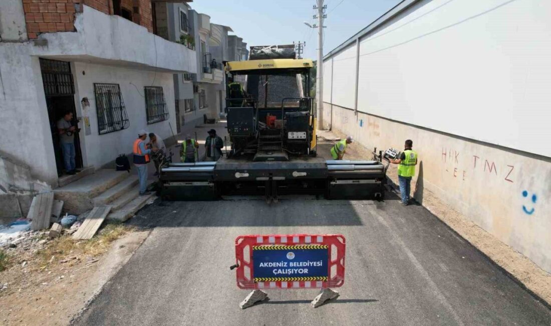 Mersin’in merkez ilçe Akdeniz Belediyesi, Yeşilçimen Mahallesi’nde sıcak asfalt kaplama