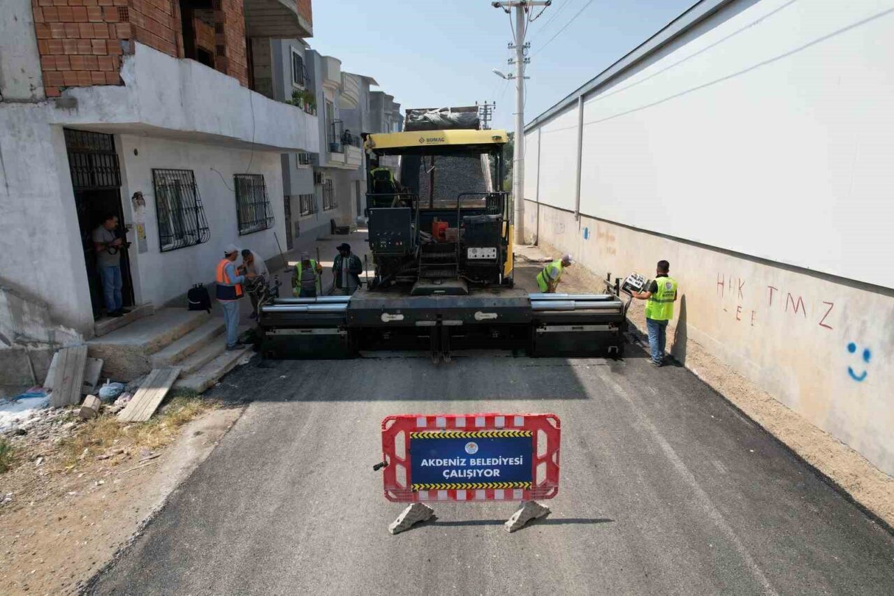 Mersin’in merkez ilçe Akdeniz Belediyesi, Yeşilçimen Mahallesi’nde sıcak asfalt kaplama