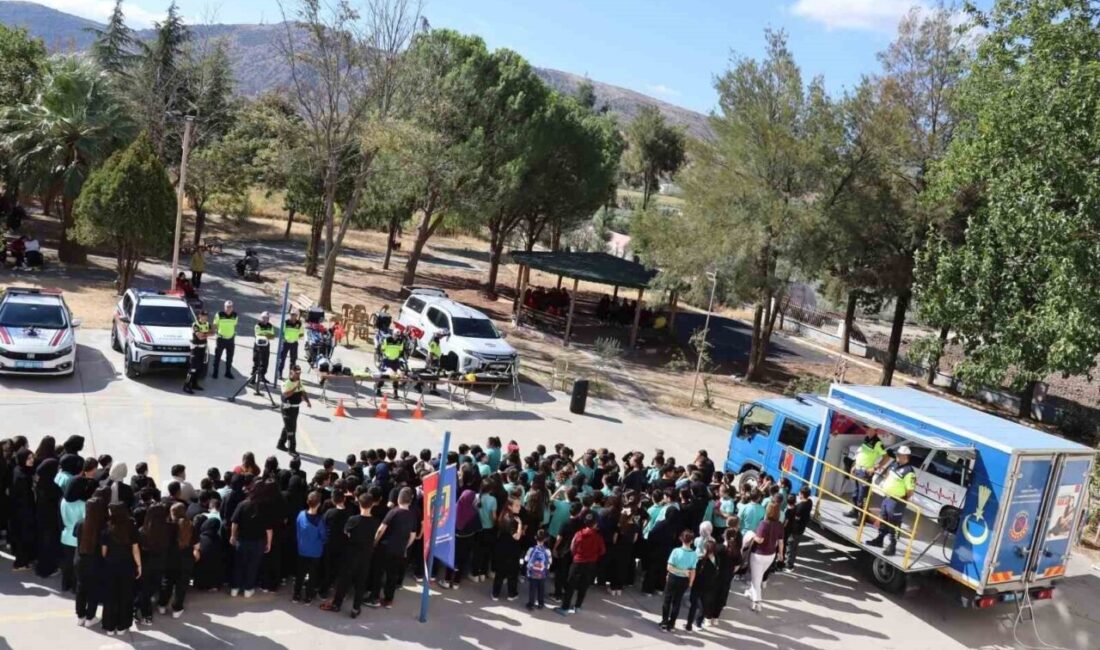 Manisa İl Jandarma Komutanlığı Trafik Şube Müdürlüğü koordinesinde Akhisar’da ortaokul