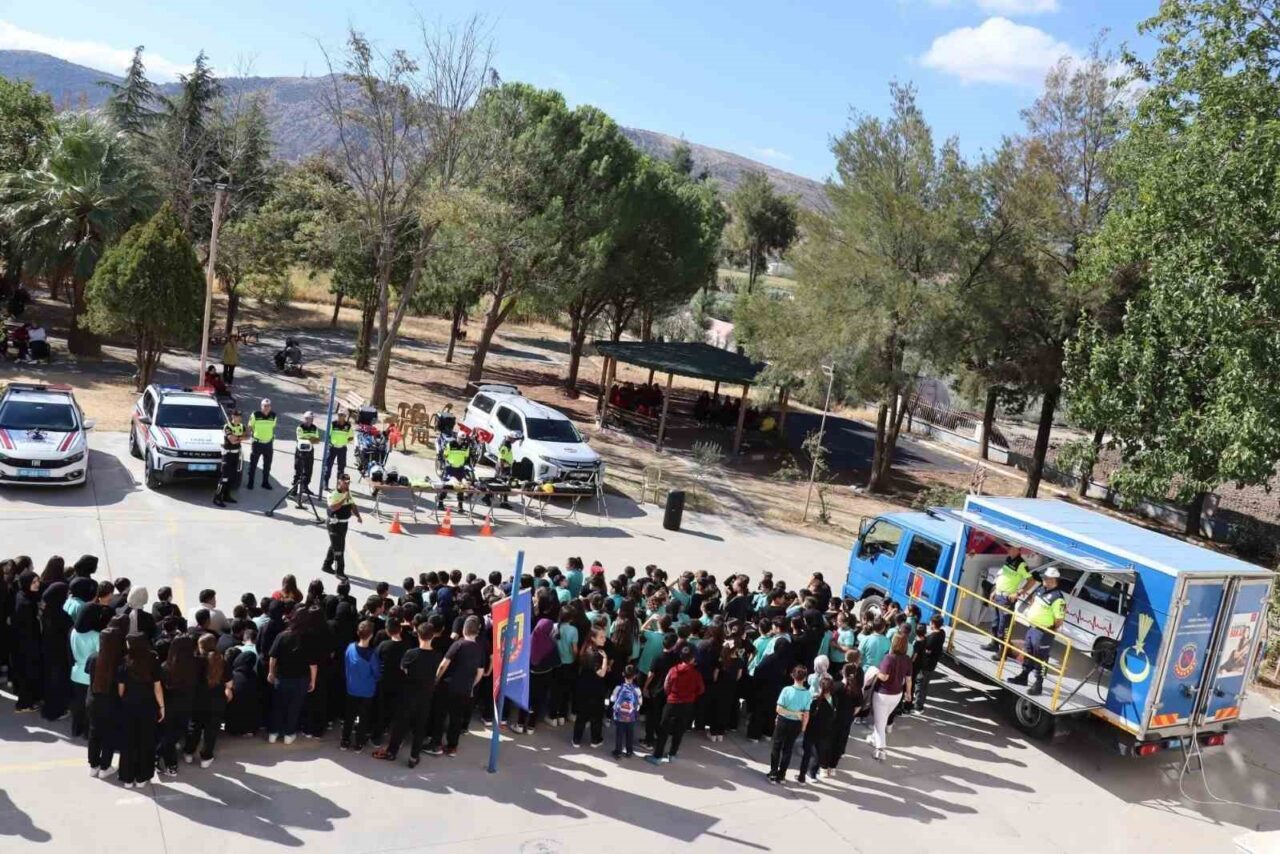 Manisa İl Jandarma Komutanlığı Trafik Şube Müdürlüğü koordinesinde Akhisar’da ortaokul