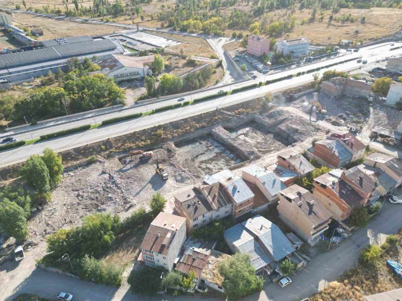 Aziziye Belediye Başkanı Emrullah Akpunar, ilçe sınırları içinde devam eden