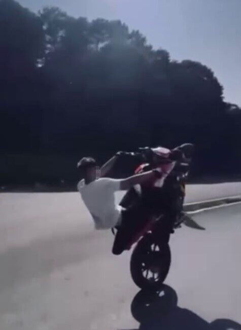 Sakarya’nın Karasu ilçesinde motosikletiyle trafikte akrobatik hareketler yaparak hem kendi