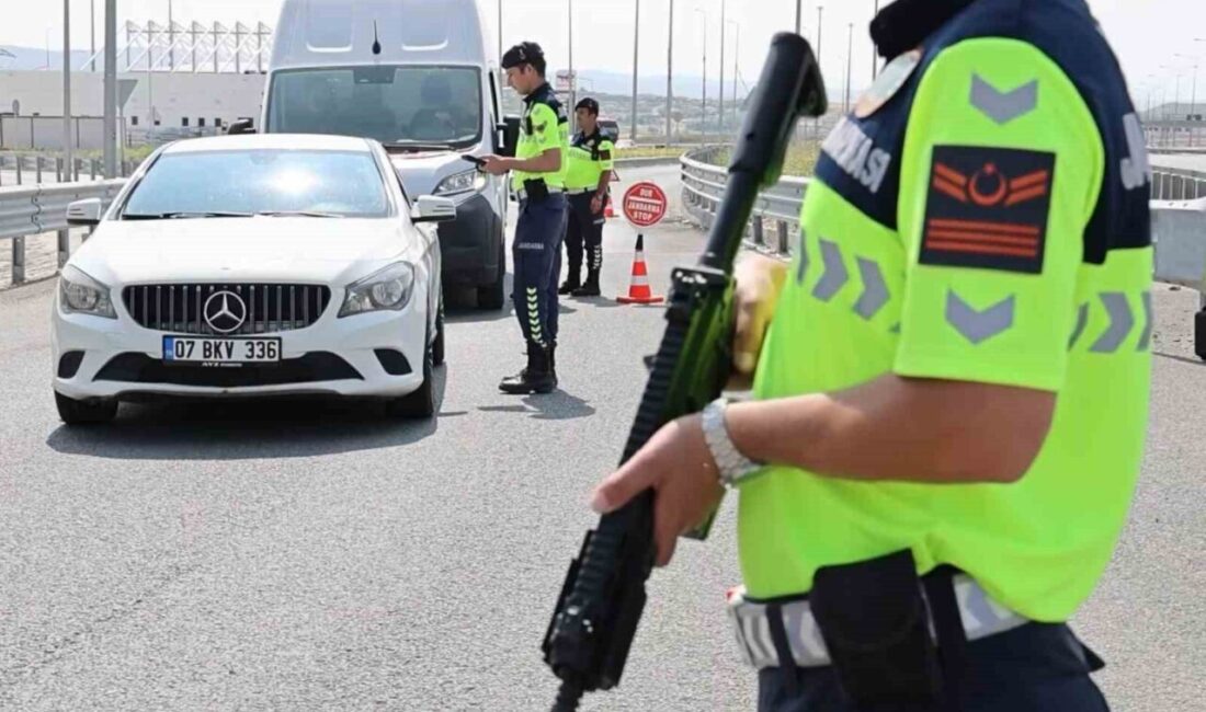 Aksaray’da jandarma trafik ekipleri otoyolda yaptığı radar ve denetim uygulamalarını