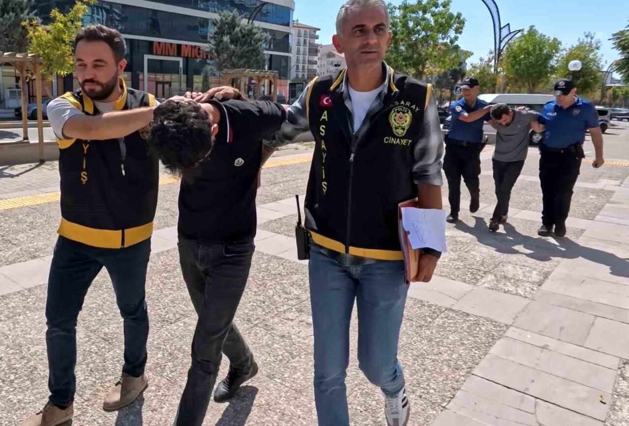 Aksaray’da iki grup arasında yaşanan 2’si polis 4 kişinin yaralandığı