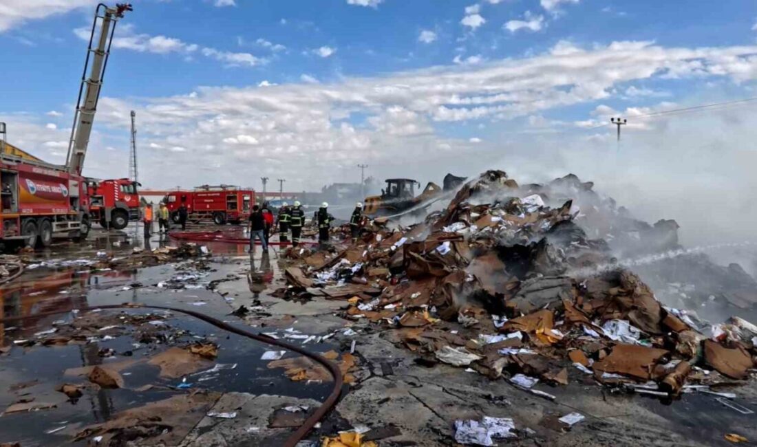 Aksaray’da geri dönüşüm tesisinin bahçesinde yangın çıktı. Sıkıştırılmış plastik ve