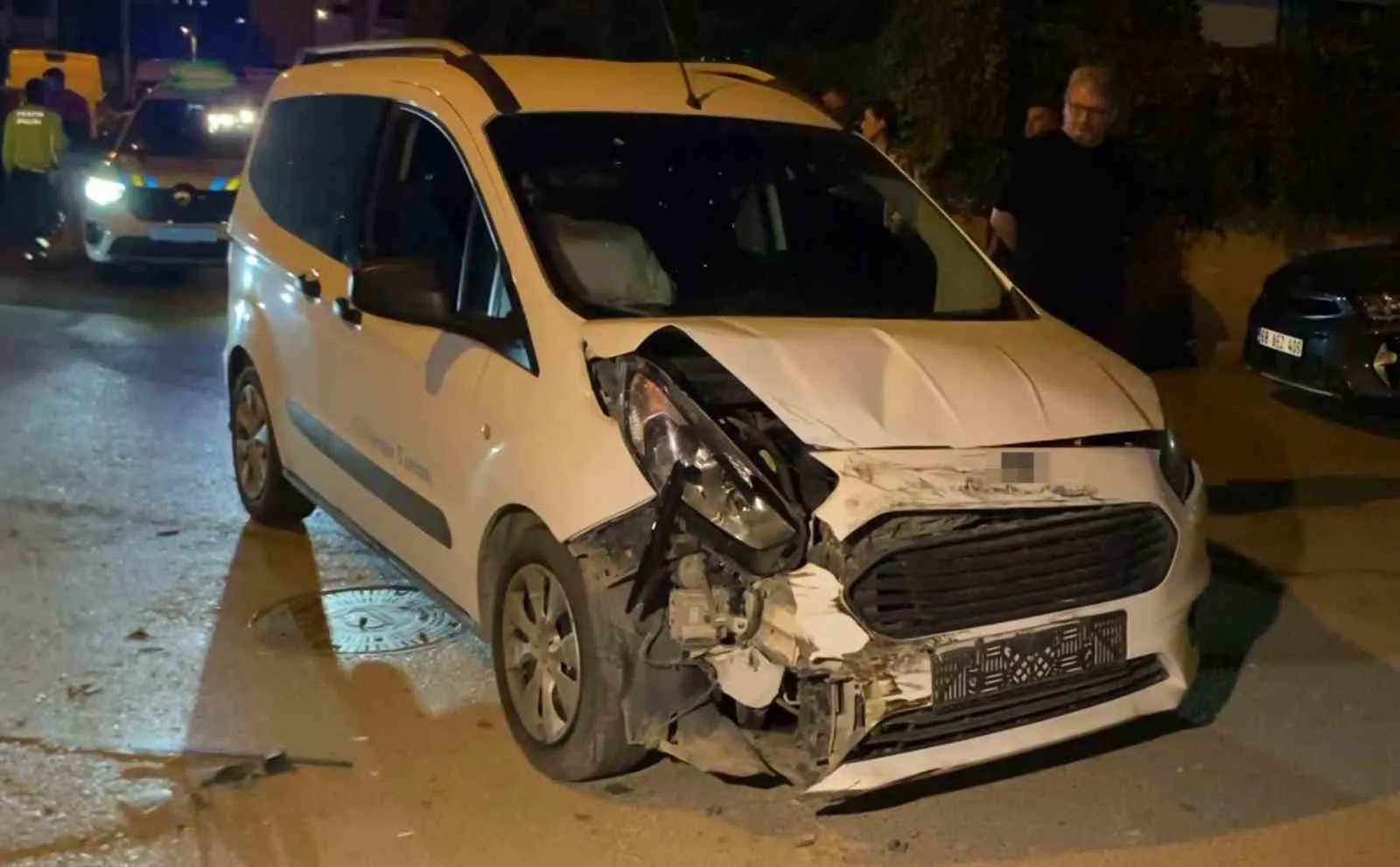 Aksaray’da hafif ticari aracın kamyonetle çarpıştığı trafik kazasında kamyonet yan