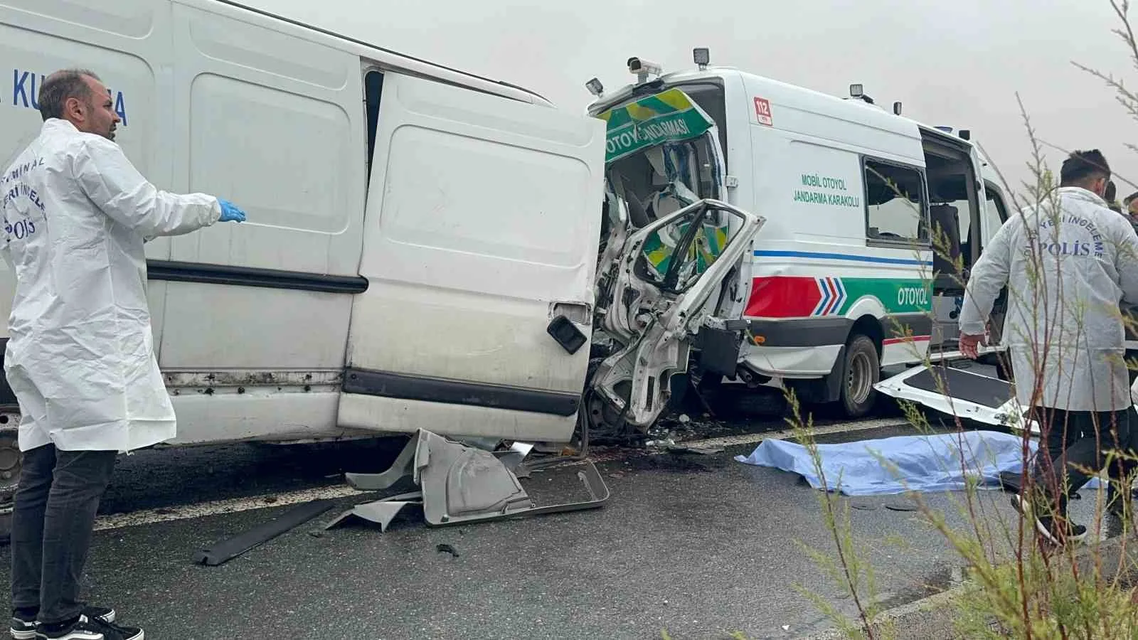 Aksaray’da otoyolda jandarma aracına minibüsün çarpması sonucu 2 askeri personel
