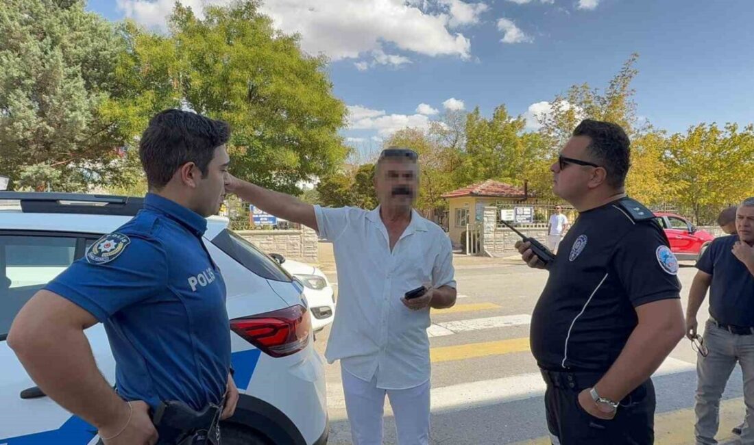 Aksaray’da çocuğunun eğitim gördüğü okula gelen bir veli, kendisine yardımcı