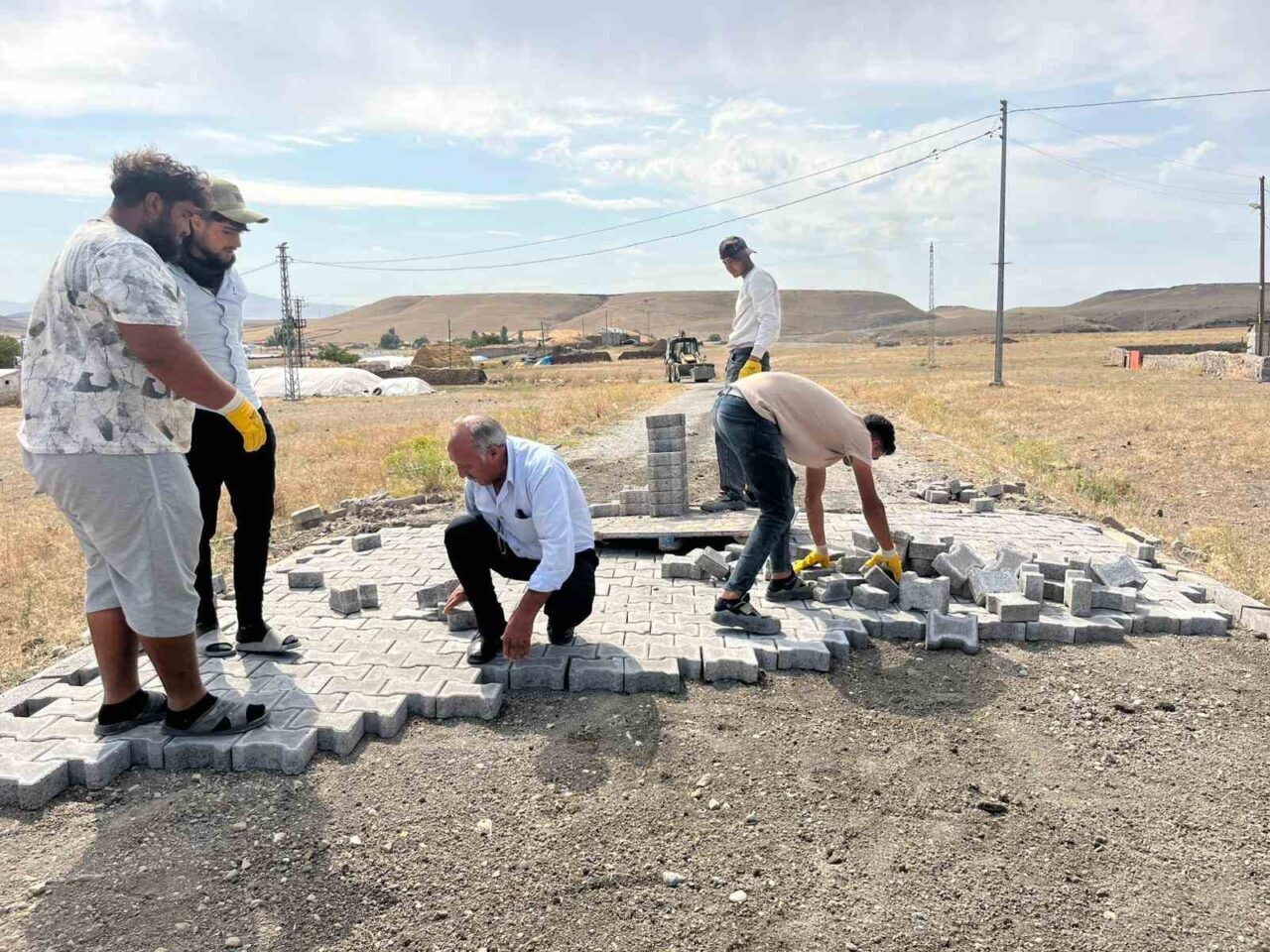 Akyaka’nın köy içi yolları,Özel İdare ekipleri tarafından yürütülen çalışmalarla daha