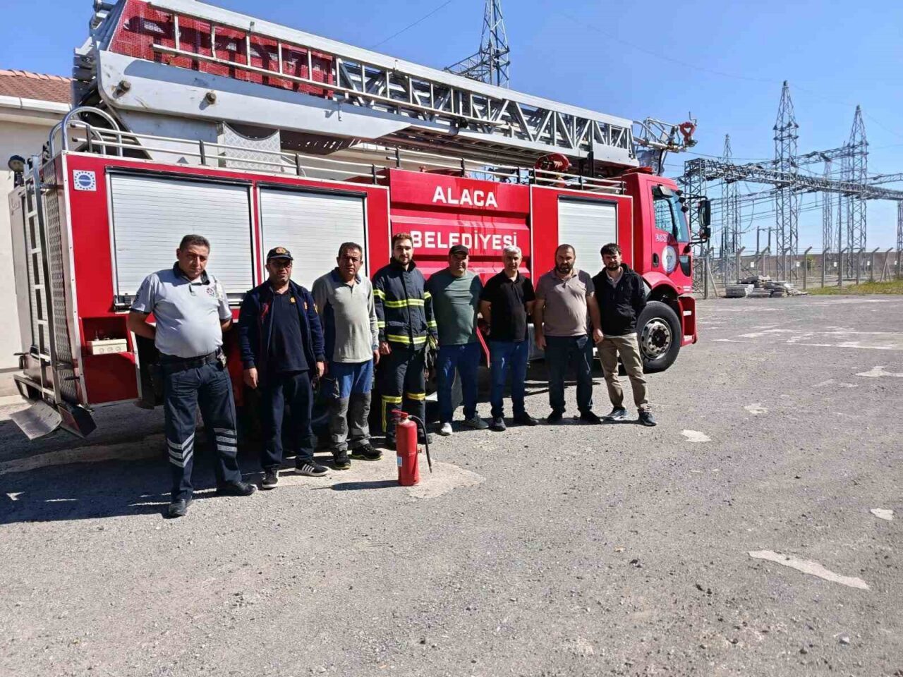 Çorum’un Alaca ilçesinde, Alaca Belediyesi İtfaiye Müdürlüğü ekipleri, elektrik dağıtım