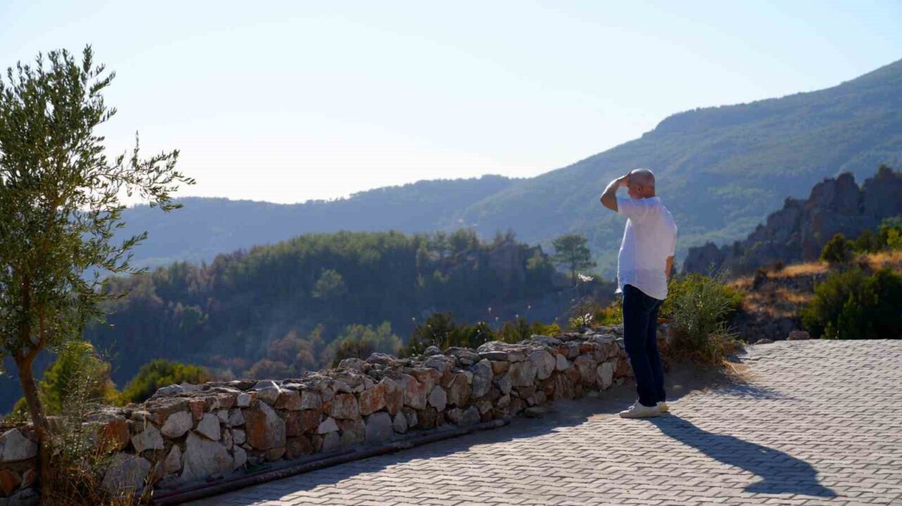 Alanya’da orman yangınlarından etkilenen mahallelerde incelemelerde bulunarak, muhtarlar ve vatandaşlarla