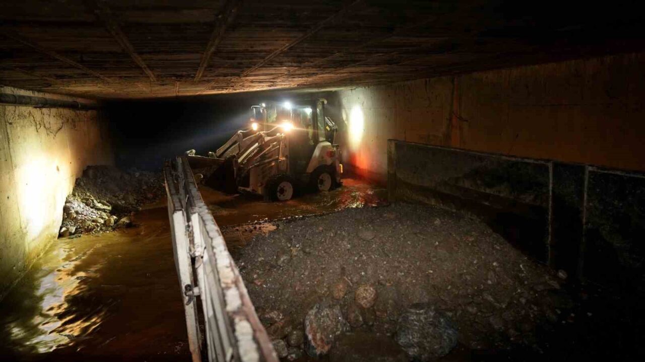 Alanya Belediyesi Fen İşleri Müdürlüğü ekipleri, olumsuz su taşkınlarının önüne
