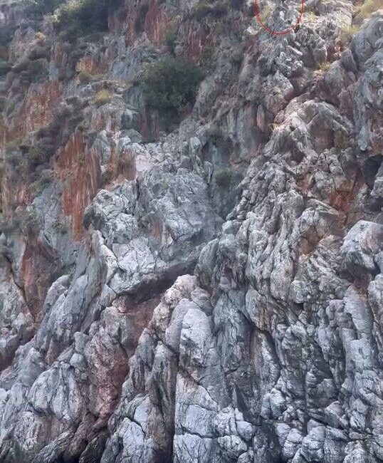 Antalya’nın Alanya ilçesinde, turistleri eğlendirmek amacıyla düzenlenen gösteride bir çalışan