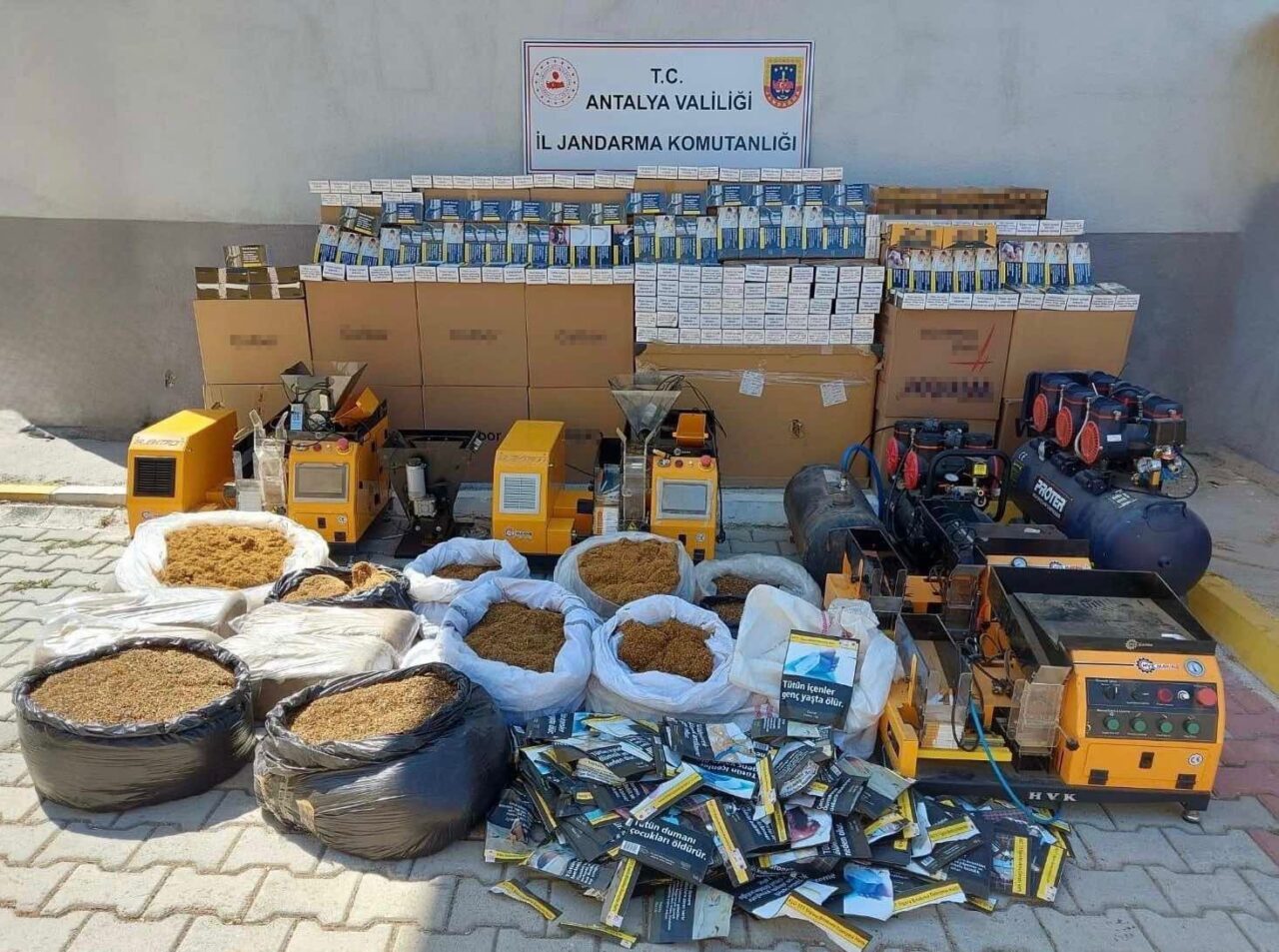 Alanya’da jandarma ekiplerinin düzenlediği kaçak tütün operasyonunda 226 bin 600