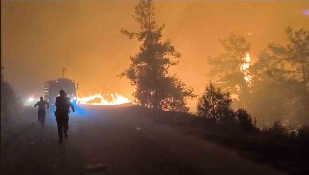 Antalya’nın Alanya ilçesinde başlayan orman yangını rüzgarın da etkisiyle sürüyor.