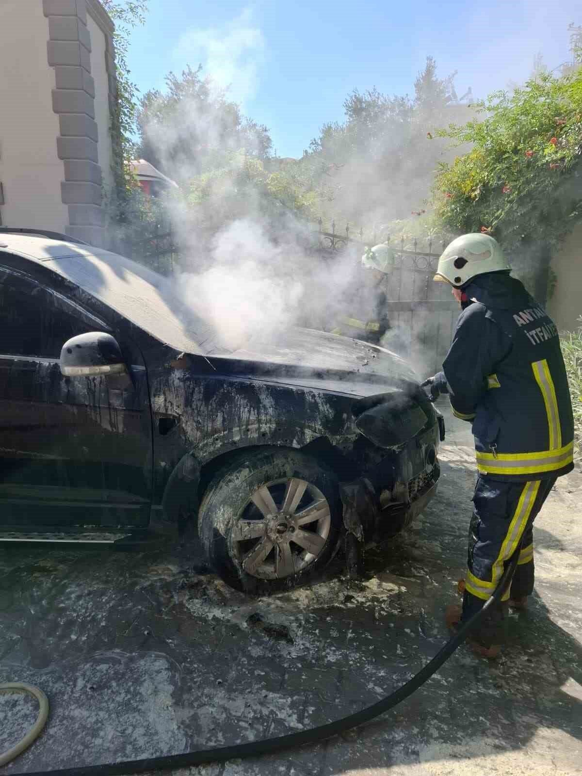 Antalya’nın Alanya ilçesinde park halindeki bir otomobilde çıkan yangında otomobilin
