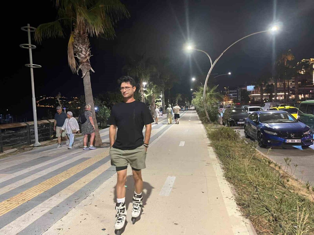 Antalya’nın Alanya ilçesinde gece saatlerinde sahilde yürüyüş yapan bir anne,