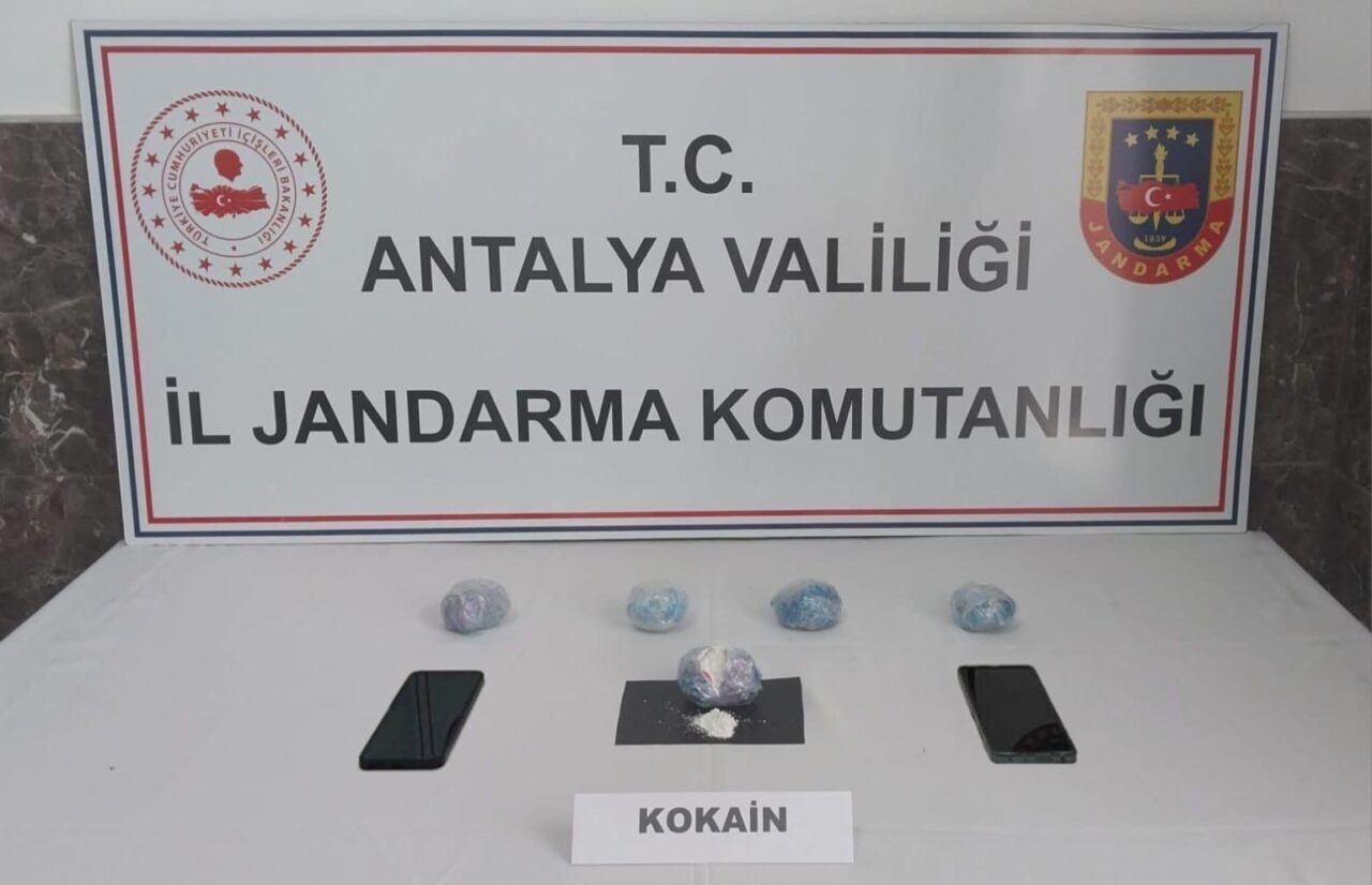 Antalya İl Jandarma Komutanlığı ekiplerince Alanya ilçesinde düzenlenen uyuşturucu operasyonunda