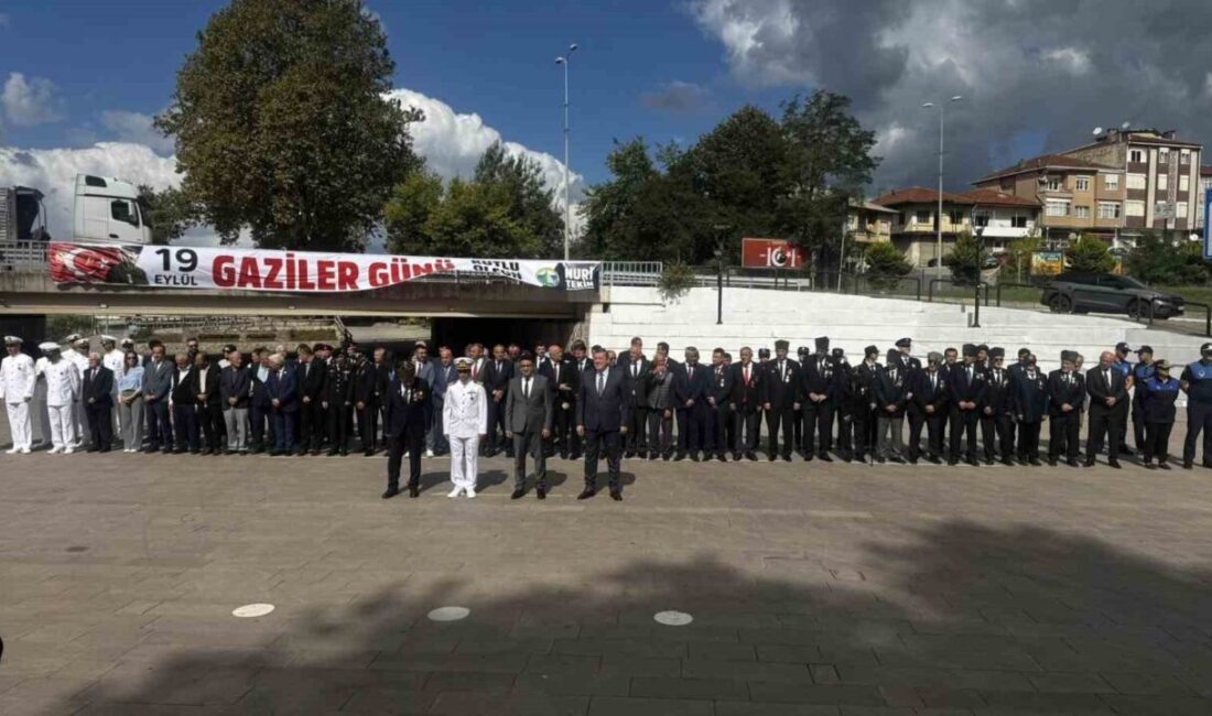 Zonguldak’ın Alaplı ilçesinde 19 Eylül Gaziler Günü, Atatürk Anıtı önünde