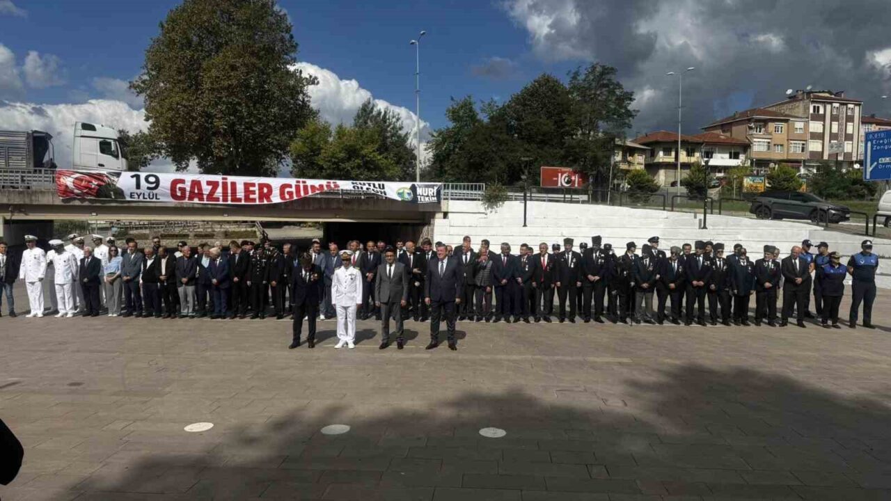 Zonguldak’ın Alaplı ilçesinde 19 Eylül Gaziler Günü, Atatürk Anıtı önünde