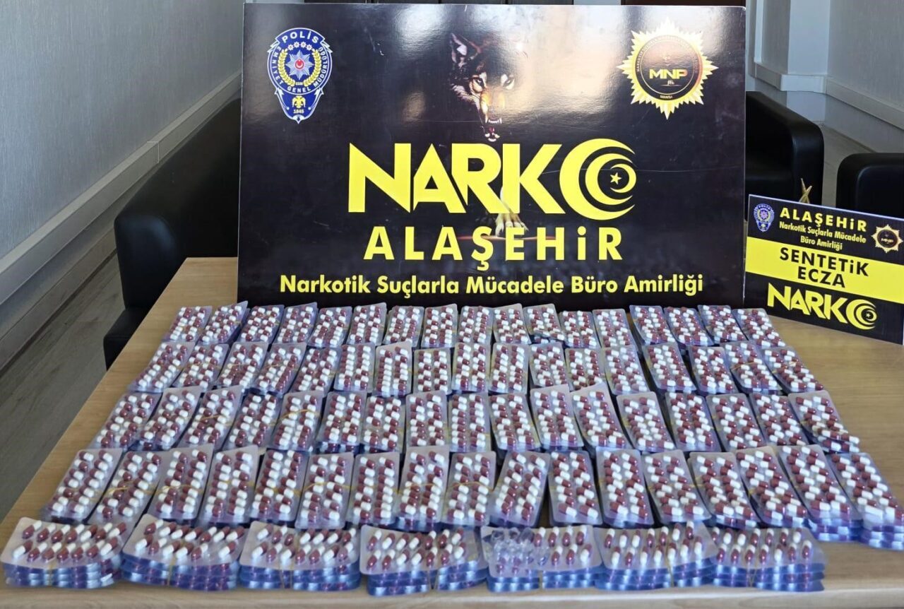 Manisa’nın Alaşehir ilçesinde polis ekiplerince bir evde yapılan aramada 4