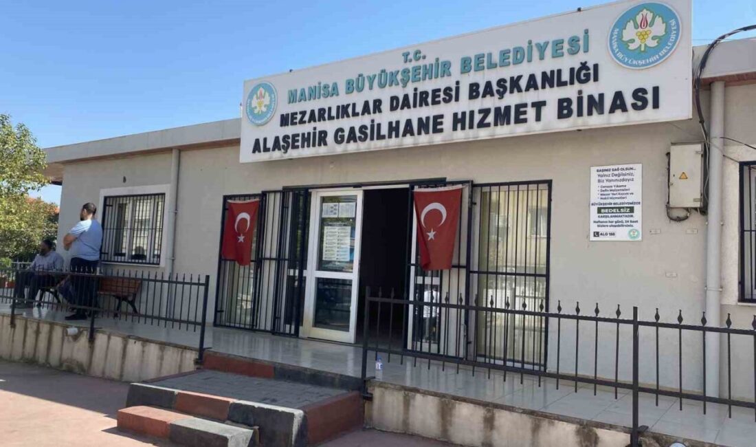 Manisa’nın Alaşehir ilçesinde evinin bahçesinde ağaç kesmeye çalışan 5 çocuk