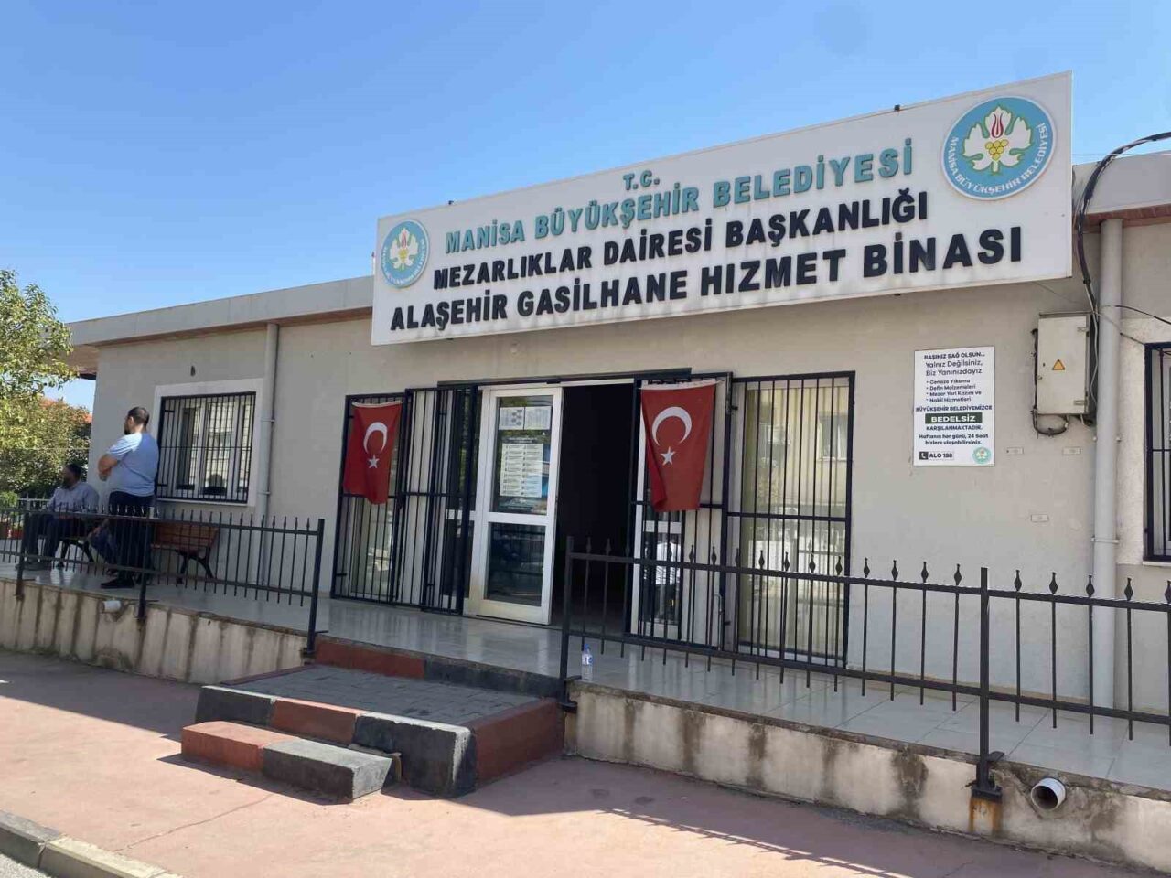 Manisa’nın Alaşehir ilçesinde evinin bahçesinde ağaç kesmeye çalışan 5 çocuk