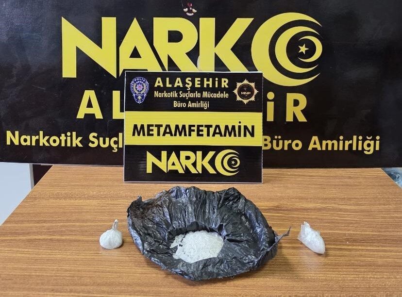 Manisa’nın Alaşehir ilçesinde polis ekiplerince yakalanan şüphelinin üzerinden 24,96 gram