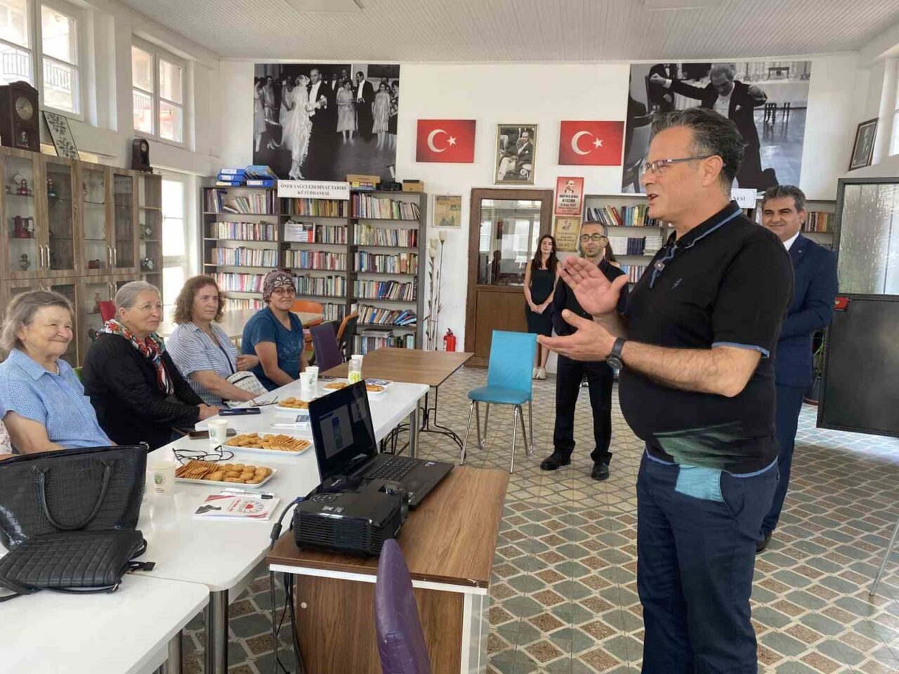 Alaşehir Belediyesince düzenlenen mobil bankacılık kursunda yaşlı ve emekliler bankamatik