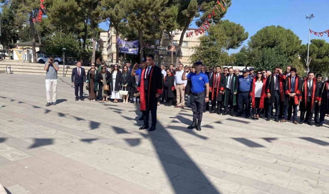 Alaşehir’de yeni adli yıl Cumhuriyet ve Demokrasi Meydanı’nda düzenlenen çelenk