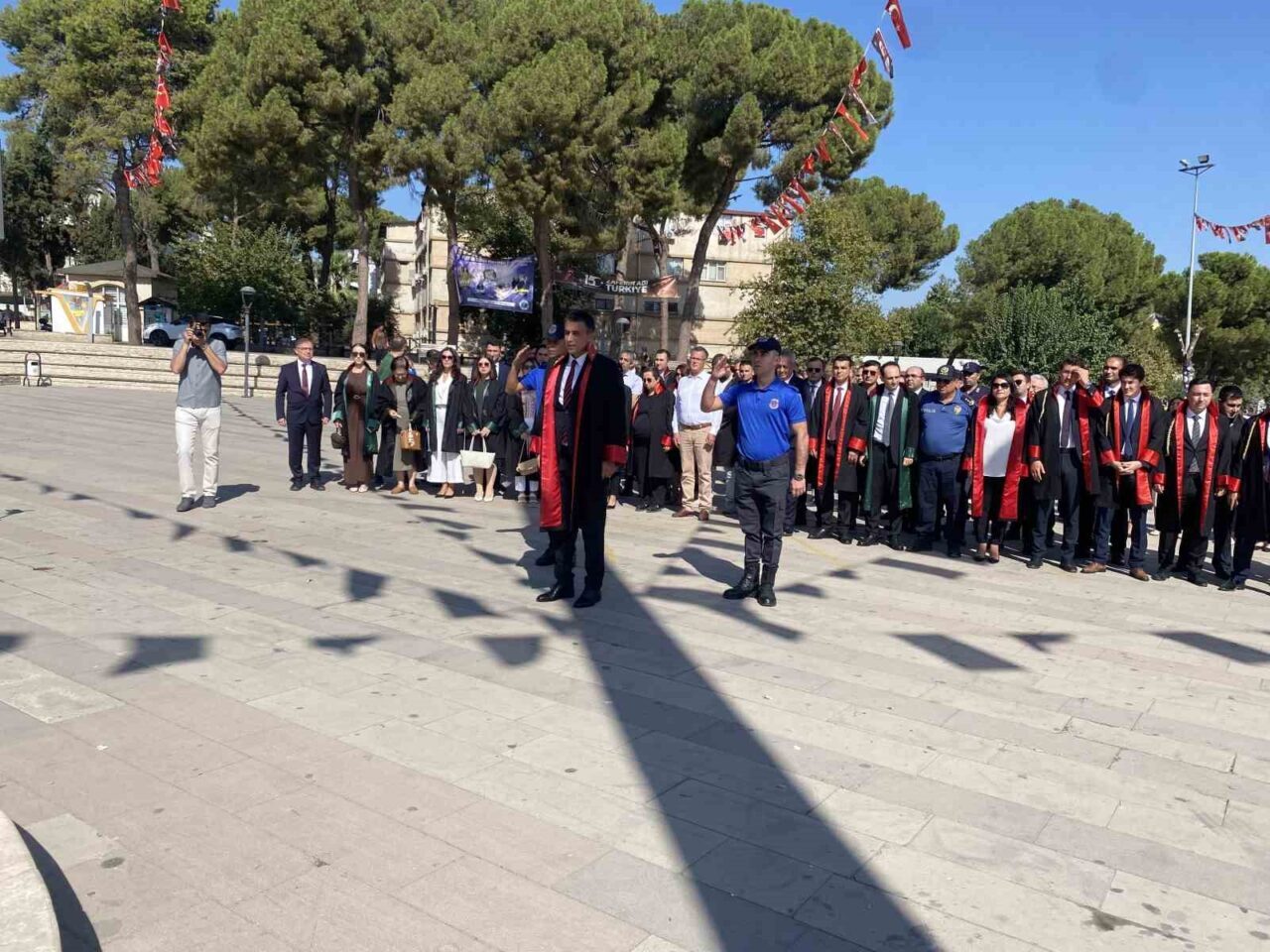 Alaşehir’de yeni adli yıl Cumhuriyet ve Demokrasi Meydanı’nda düzenlenen çelenk