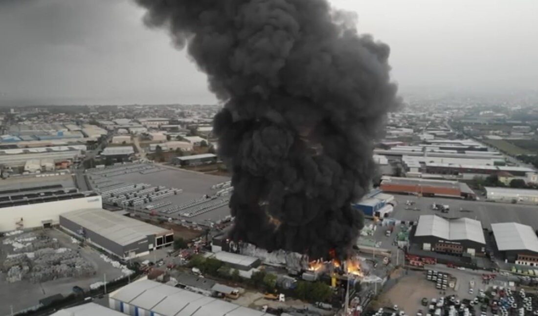 Kocaeli’nin Başiskele ilçesinde yangının çıktığı lojistik deposuna yaklaşık 2 saattir