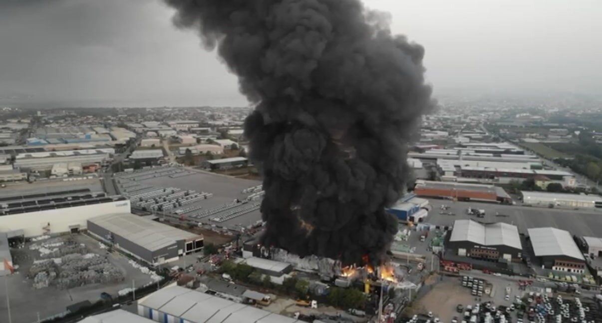 Kocaeli’nin Başiskele ilçesinde yangının çıktığı lojistik deposuna yaklaşık 2 saattir