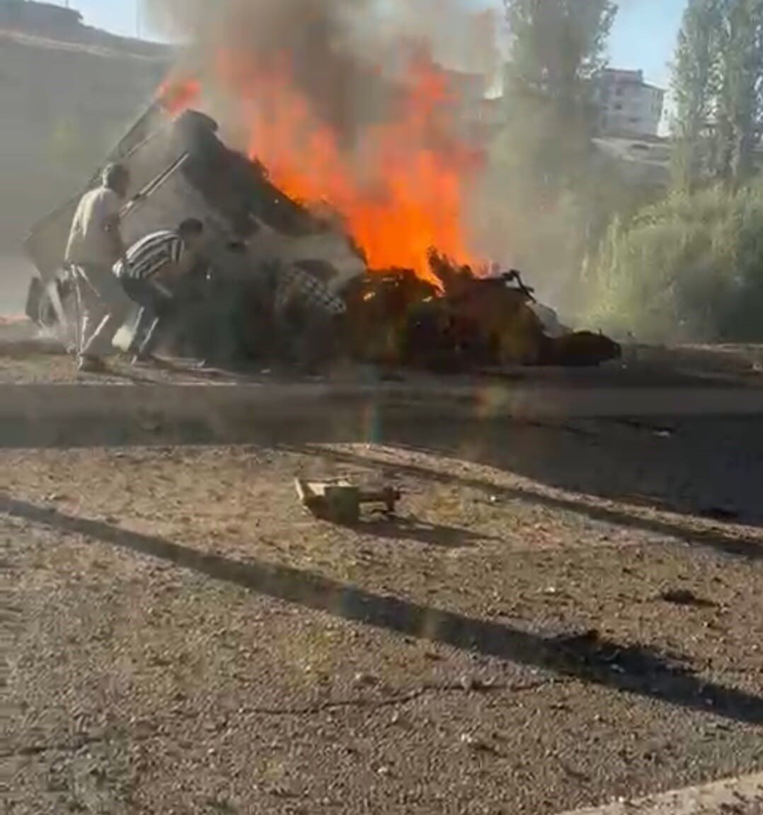 Malatya’nın Darende ilçesinde yolcu otobüsüyle çarpışan tır, devrilerek alev aldı.