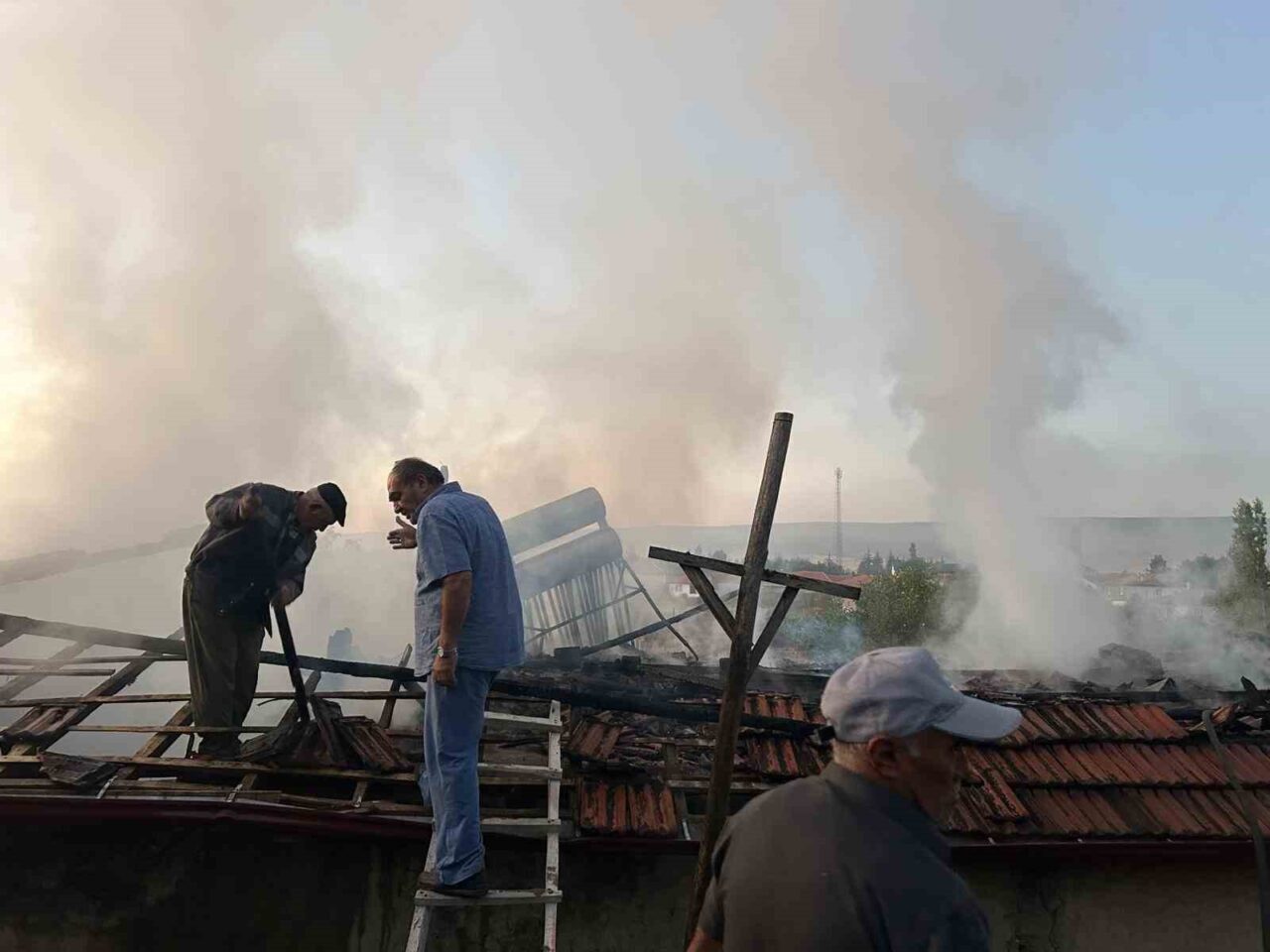 Çorum’un Alaca ilçesinde alevlere teslim olan müstakil ev kullanılmaz hale