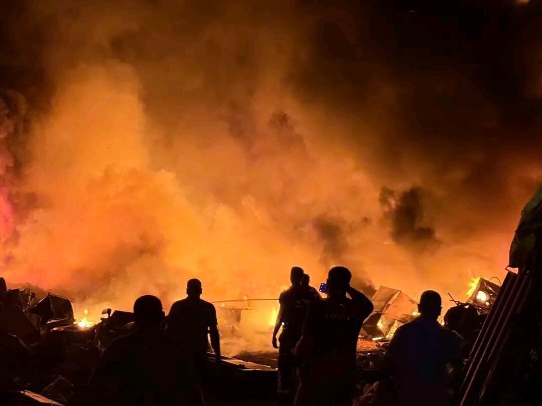 Hatay’ın Antakya ilçesinde alevlere teslim olan hurdalık alanda çıkan yangını