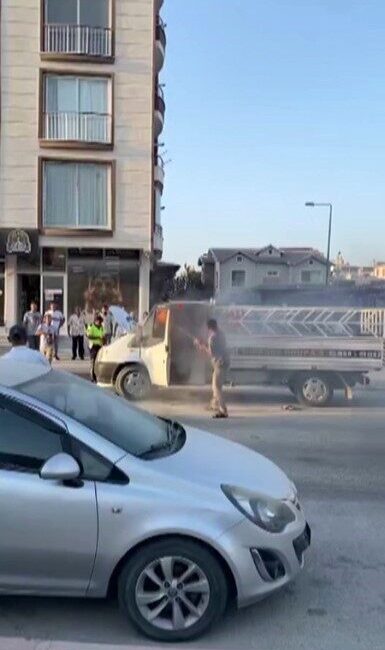 Hatay’da alevlere teslim olan park halindeki kamyonetteki yangına çevredeki vatandaşların