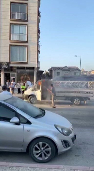 Hatay’da alevlere teslim olan park halindeki kamyonetteki yangına çevredeki vatandaşların