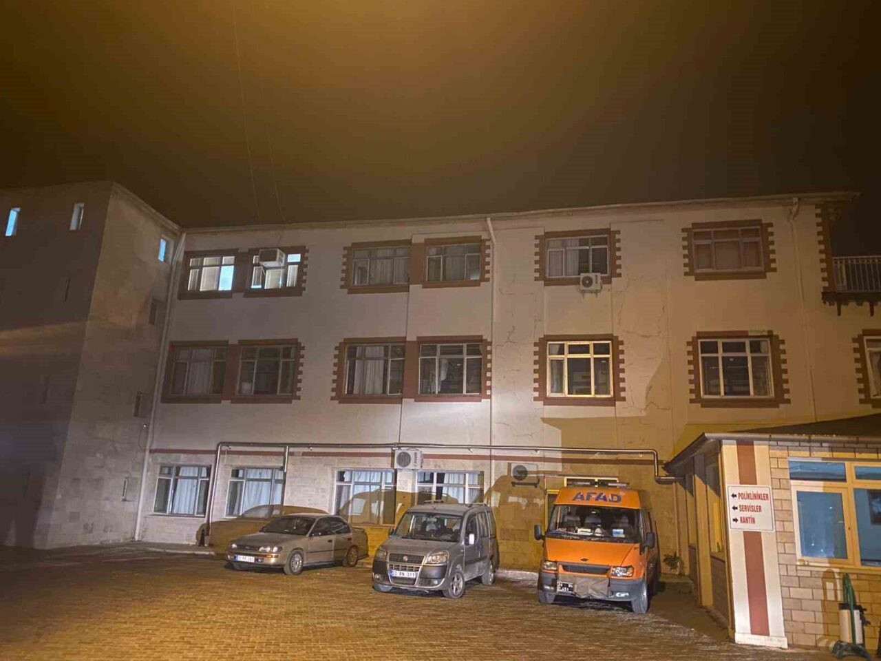 Denizli’nin Buldan ilçesinde çıkan orman yangınında mahallelerde ve hastanelerde tahliye