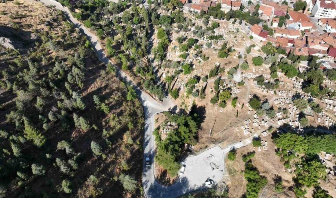 Tokat Belediyesi mezarlıkta yapılan yol ve otopark düzenlemesiyle hem ulaşımı