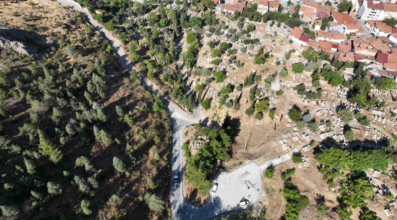 Tokat Belediyesi mezarlıkta yapılan yol ve otopark düzenlemesiyle hem ulaşımı