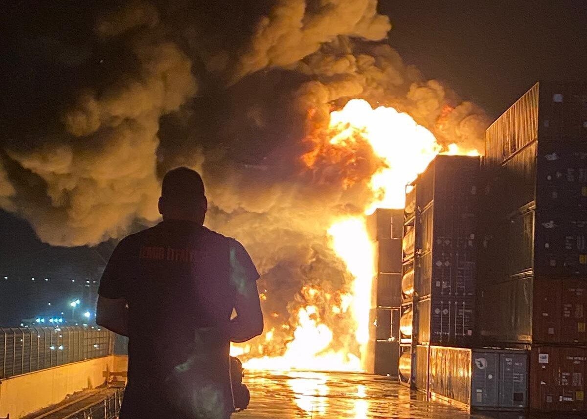 İzmir’in Aliağa ilçesinde sabaha karşı çıkan Nemport Limanı konteyner yangını,