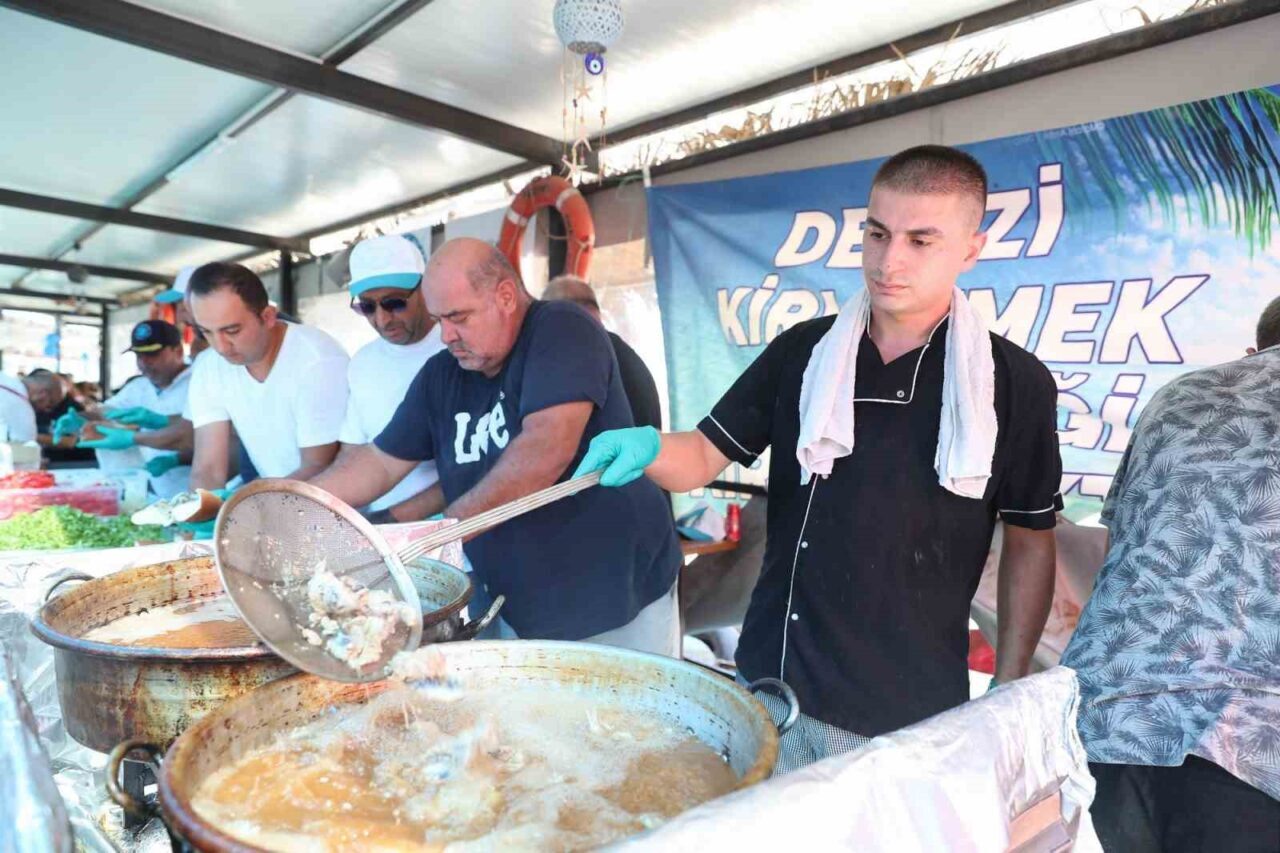 Aliağalı balıkçılar, ülke genelinde 1 Eylül itibarıyla başlayan 2025-2026 balık