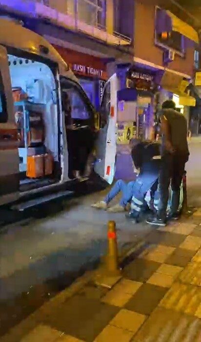 Bartın’da 2 alkollü şahıs caddeyi karıştırdı. Ayakta durmakta zorlanan şahıs,