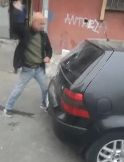 İstanbul Gaziosmanpaşa’da alkollü olduğu iddia edilen kişi, hakaretler yağdırdığı esnaf