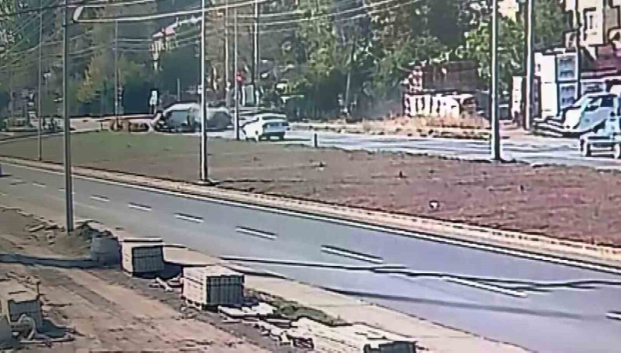 Sakarya’nın Kocaali ilçesi D010 karayolunda bir otomobilin kırmızı ışıkta bekleyen