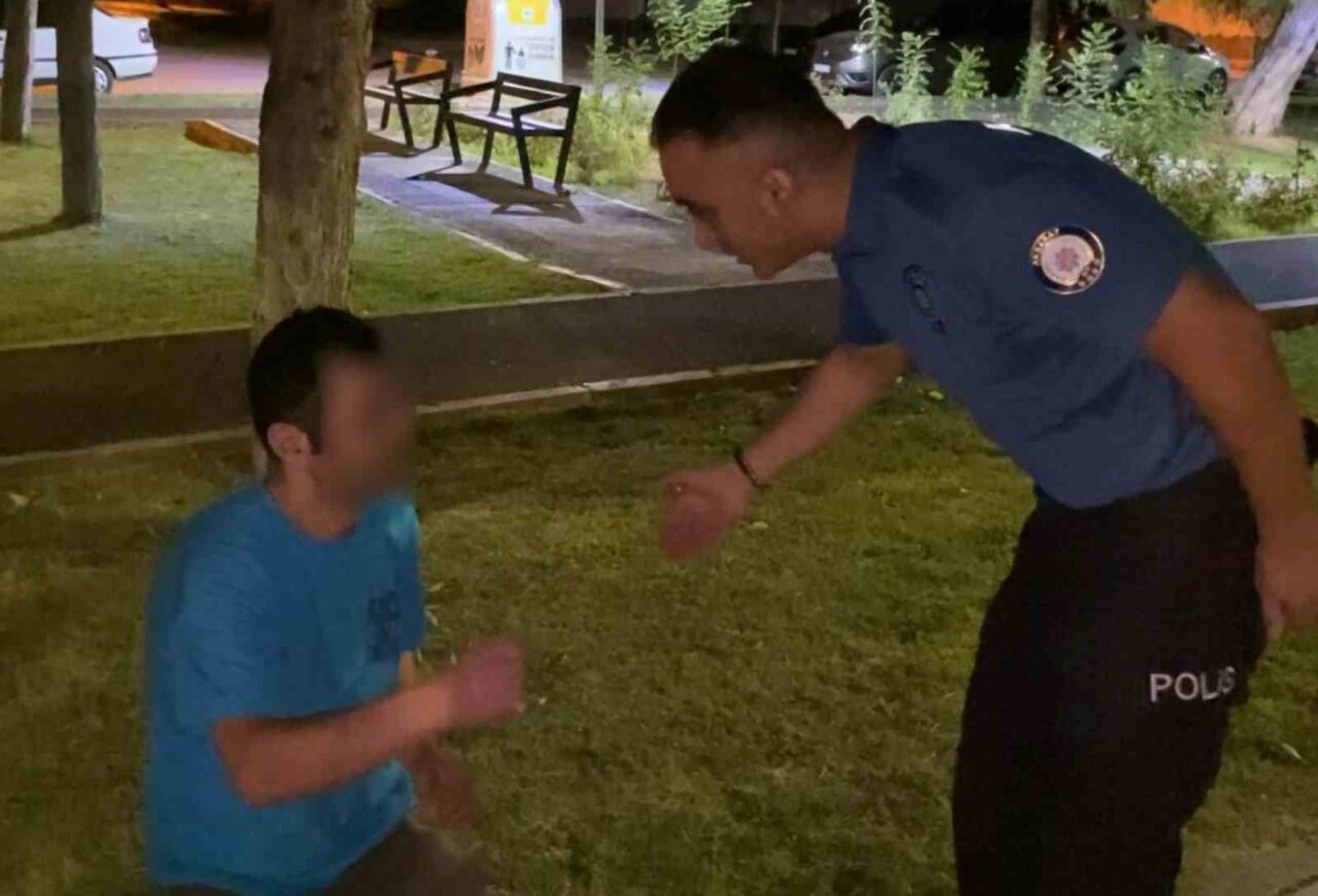 Aksaray’da alkolün etkisiyle parkta çimler üzerinden sızan ve polis memurları